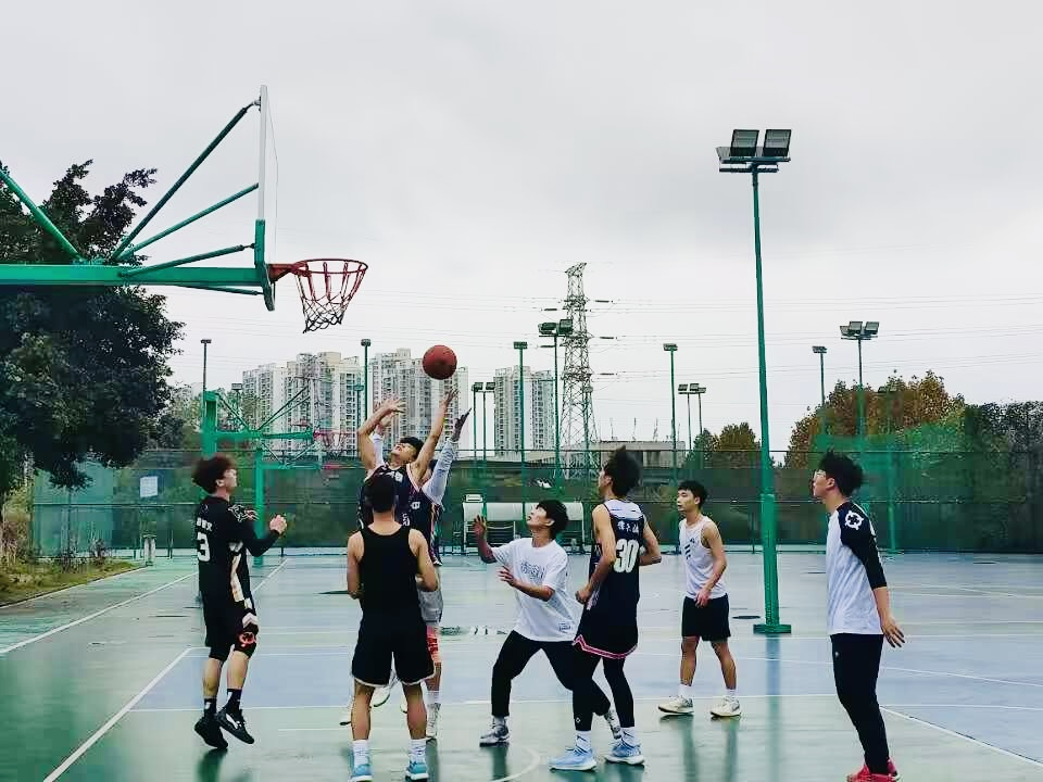 关于暴风雨来临篮球场，球员们奋勇争先的信息