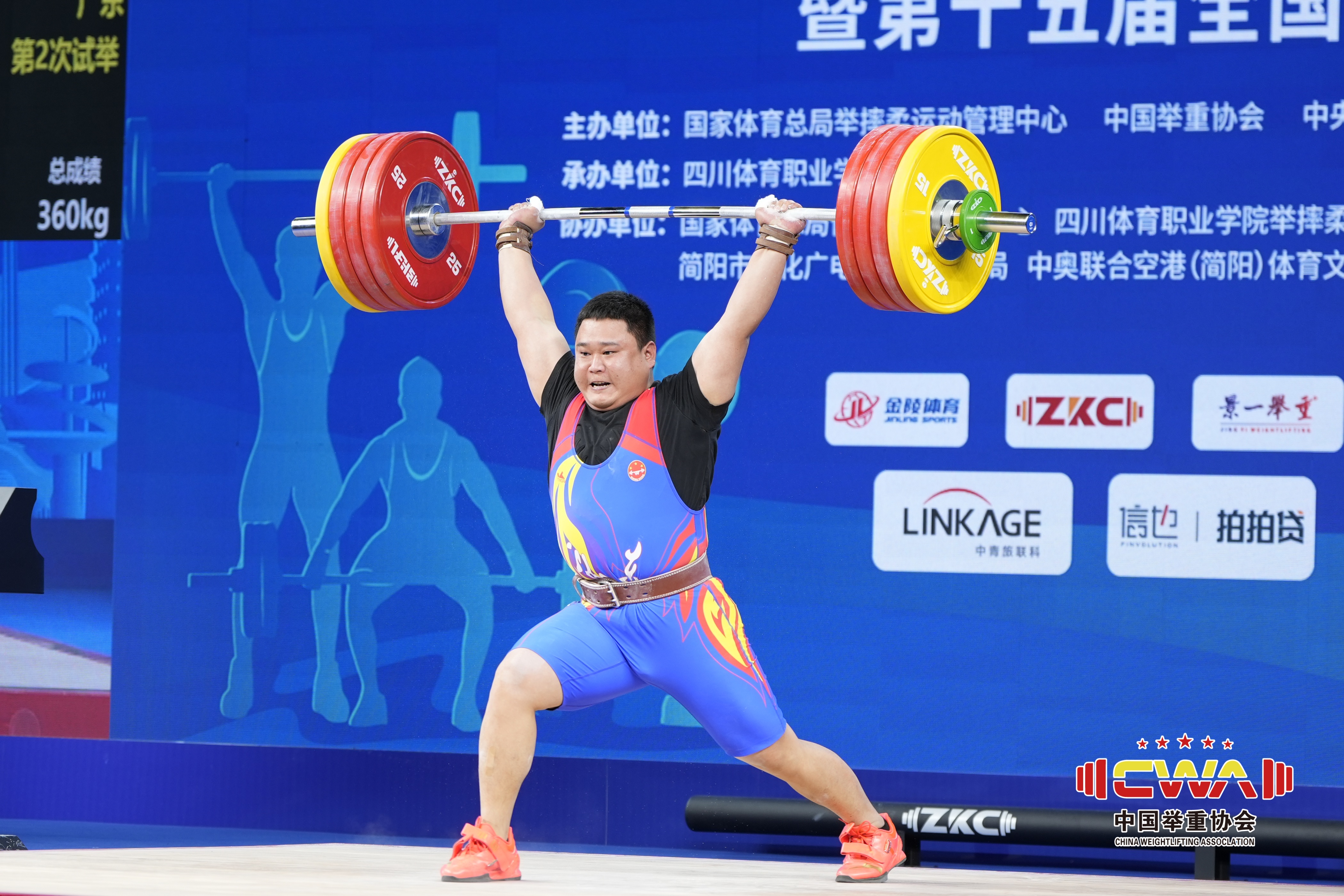 举重比赛中，中国选手再次包揽多枚奖牌