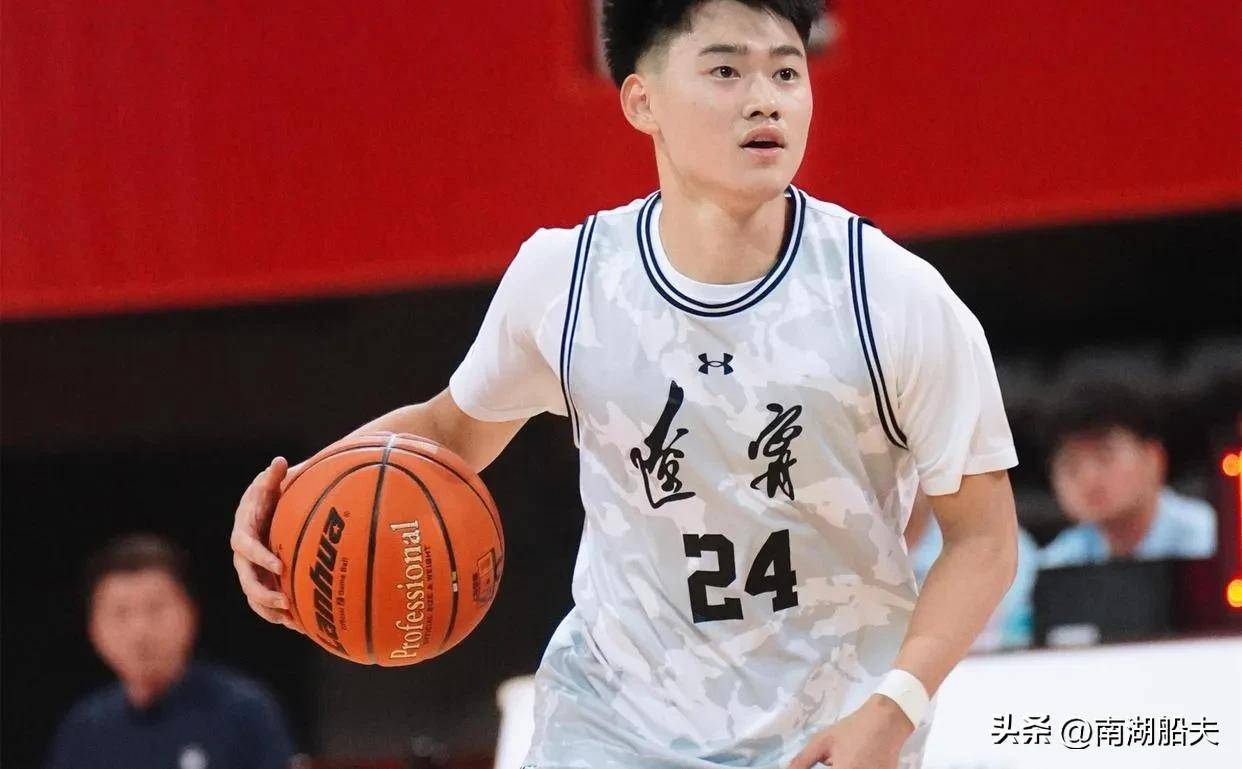 球员飒气十足，篮球比赛中引发热烈讨论