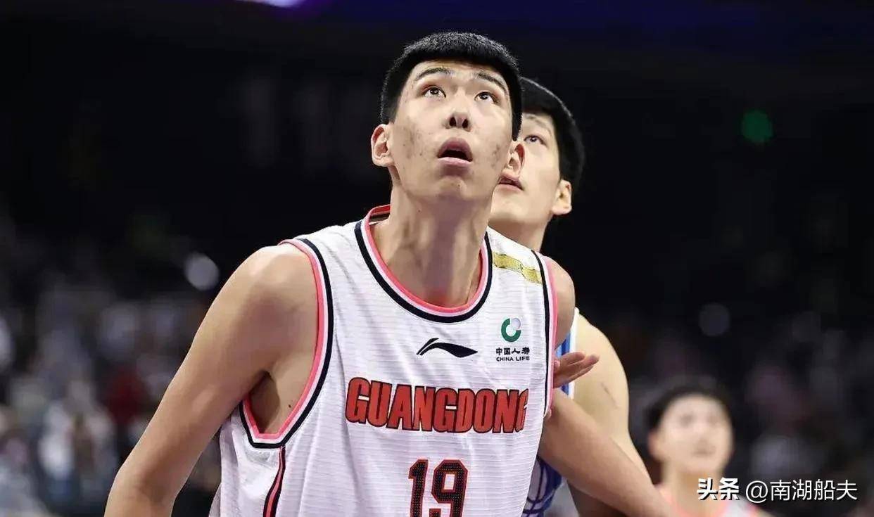 球员飒气十足，篮球比赛中引发热烈讨论
