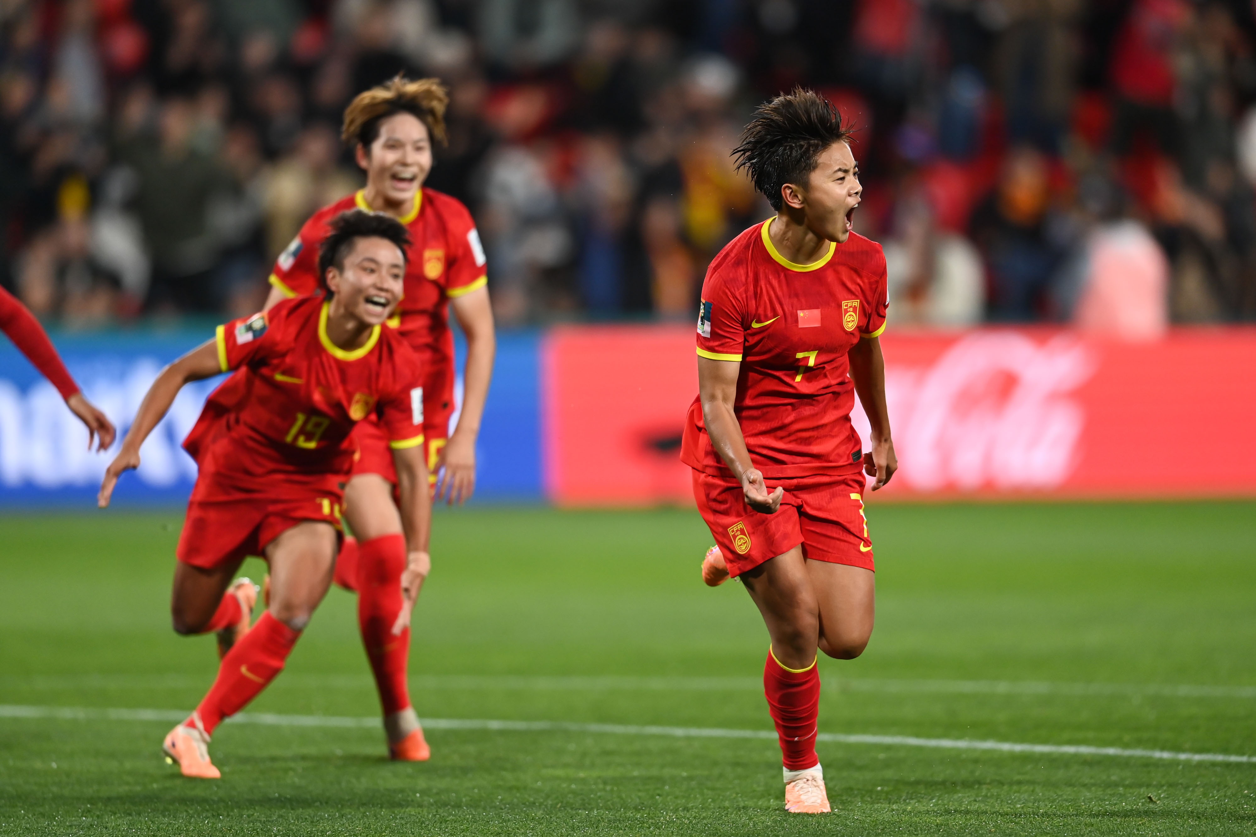 包含精彩瞬间回放！女足比赛场面感人至深的词条