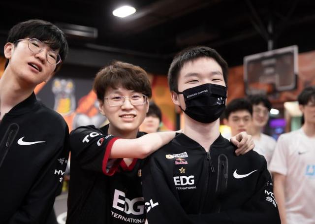 FLY险胜EG，Deft完成史诗逆转成都决赛之夜3:2（成都）