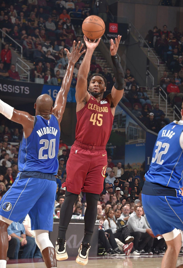 爱游戏下载-独行侠对阵骑士，米切尔点燃赛场